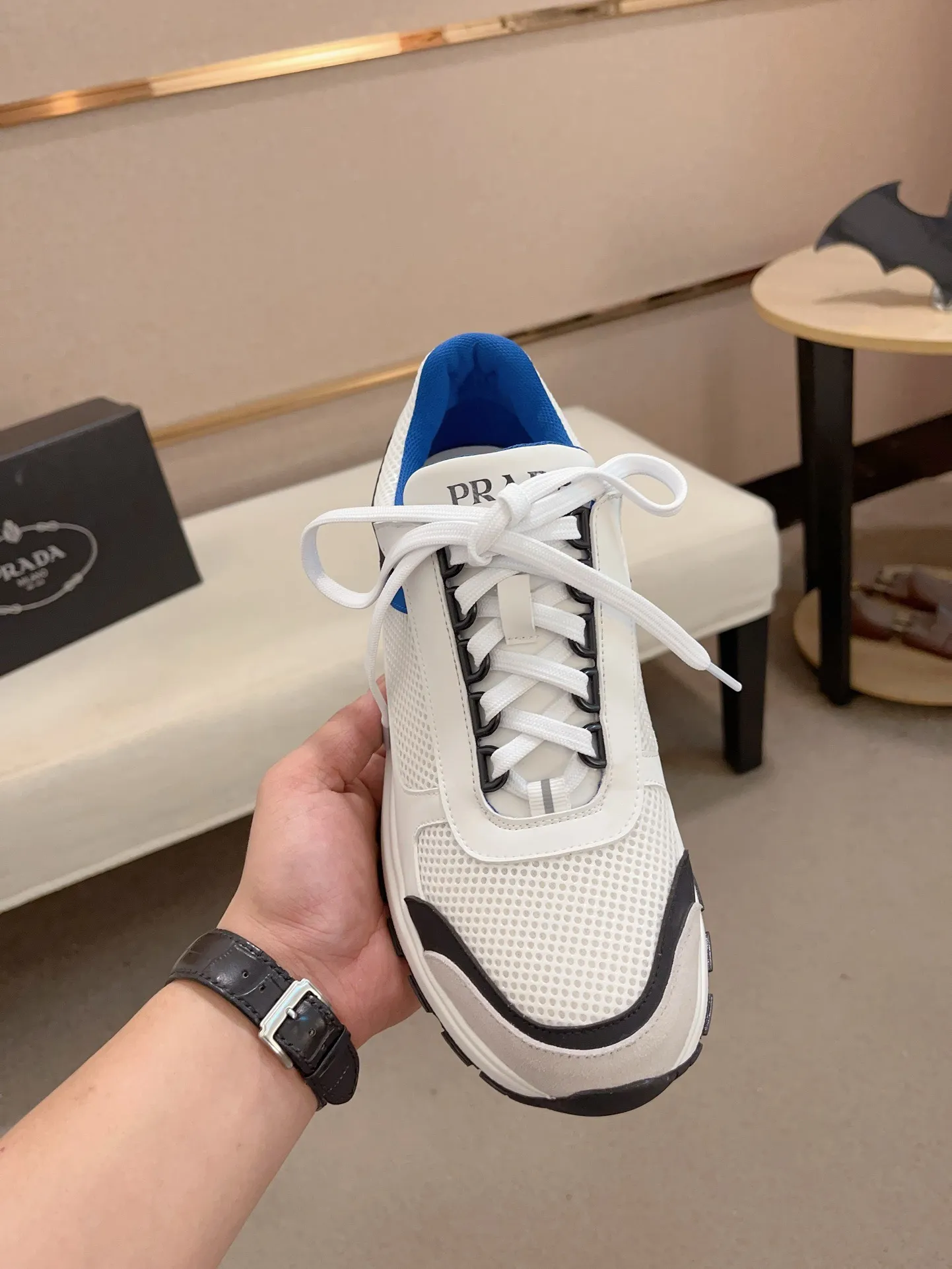 Men's shoes 💰 462💰🇮🇹🇮🇹PRADA (Prada) top 🔍🔍 new models are on sale at the same time at the counter, uppers 🇮🇹 Italian imported first-layer cowhide fabric Fully imported genuine leather lining 💪💪, completely 1⃣️ to 1⃣️ replica 🇮🇹💪💪, ⚠ sole: original sole provided by the original factory, exclusive movable molded foam outsole super comfortable, ⚠ original factory follow-up, 🔍🔍 high quality, you can go in and out of the counter at will, welcome to compare⚠. Code number: 38-44 (45.46 is custom-made and cannot be returned or exchanged)